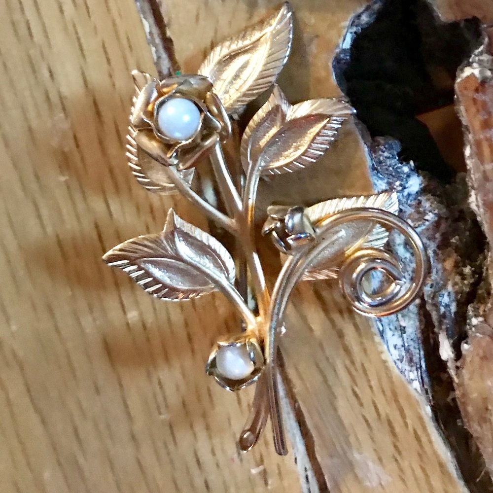 Vintage gold floral brooch with pearls 1960’s